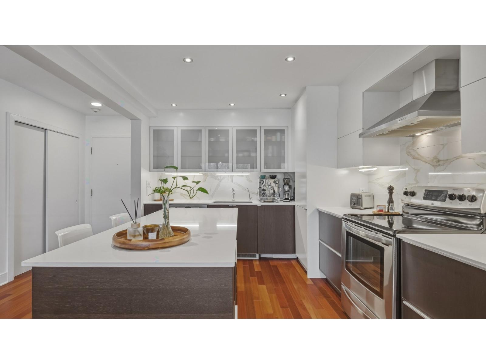 1838 Av. Victoria|#201 Longueuil (Greenfield Park) Quebec Canada J4V1M5 4