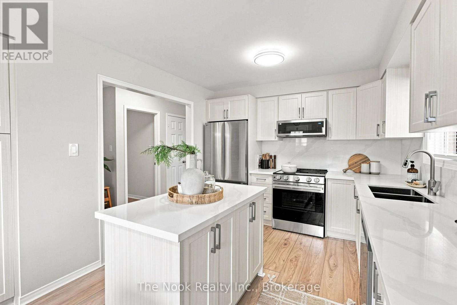 638 Longworth Avenue, Clarington, Ontario  L1C 5B8 - Photo 13 - E13737008