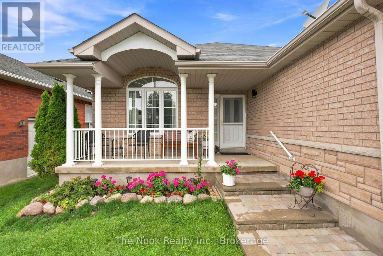 638 Longworth Avenue, Clarington, Ontario  L1C 5B8 - Photo 3 - E13737008
