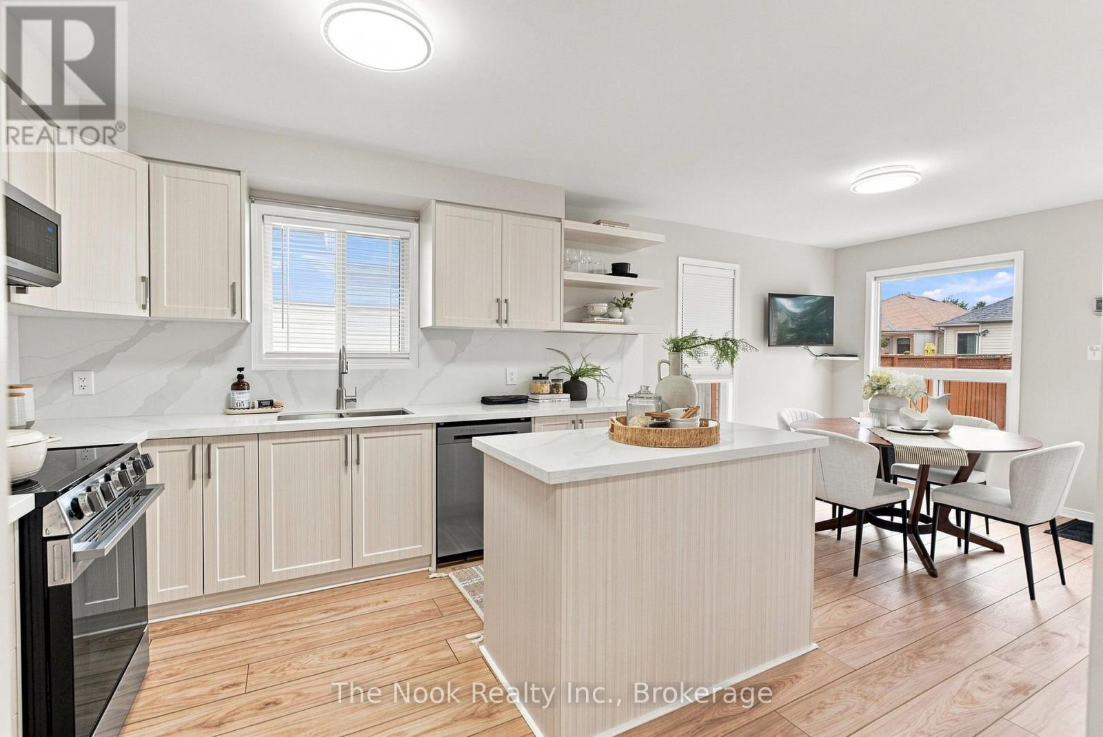 638 Longworth Avenue, Clarington, Ontario  L1C 5B8 - Photo 4 - E13737008