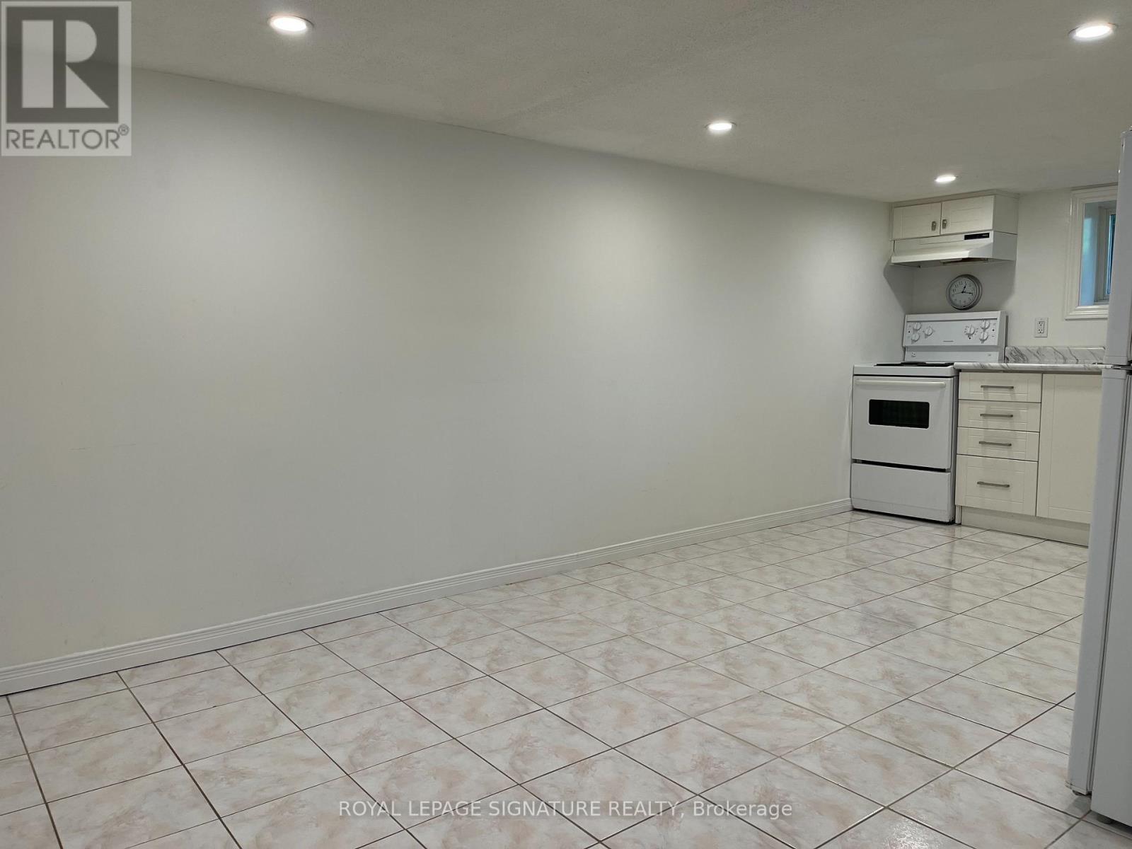Bsmt - 24 Weymouth Avenue, Toronto, Ontario  M4C 1R7 - Photo 5 - E13736884