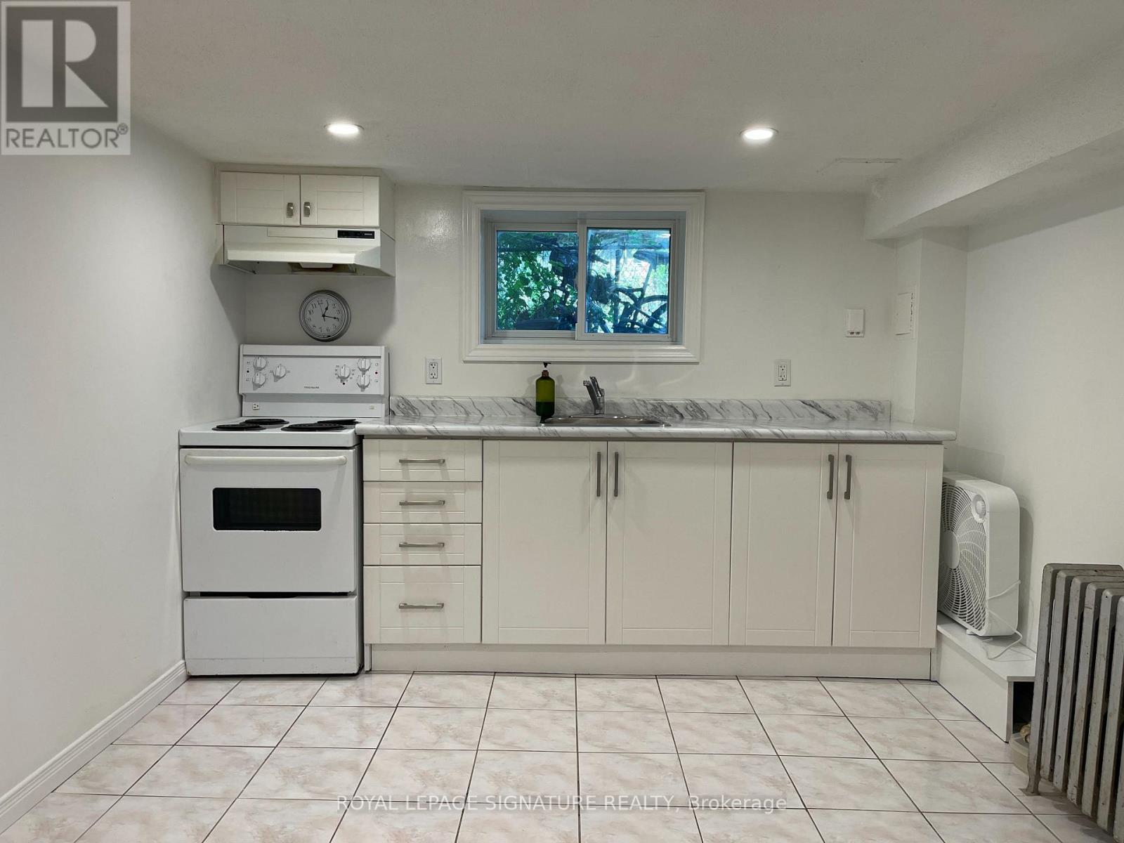 Bsmt - 24 Weymouth Avenue, Toronto, Ontario  M4C 1R7 - Photo 6 - E13736884