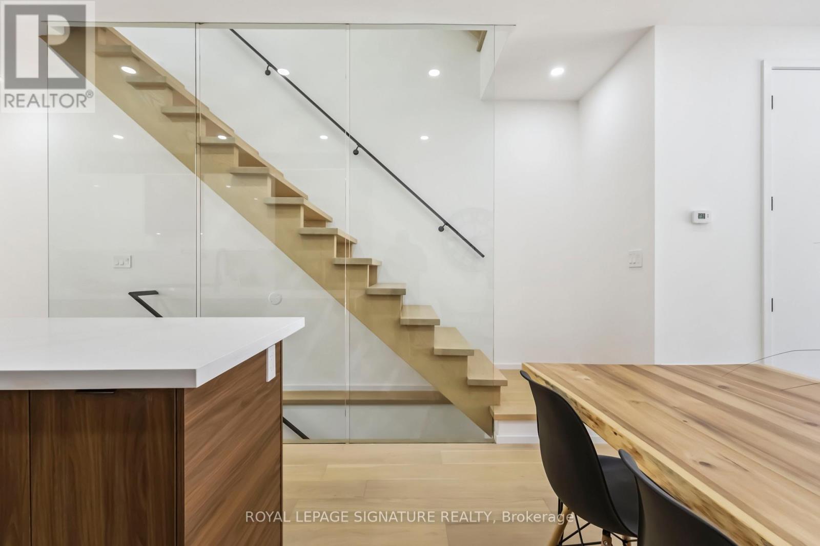 Upper - 43a Cummings Street, Toronto, Ontario  M4M 1M9 - Photo 18 - E13736926