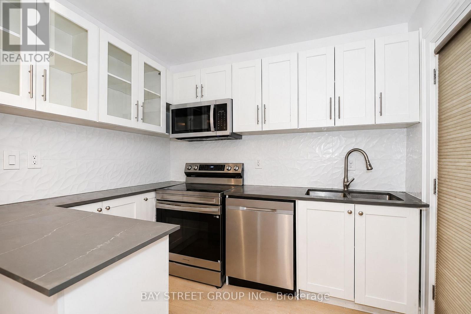 54 Thyra Avenue, Toronto, Ontario  M4C 5G5 - Photo 10 - E13736996
