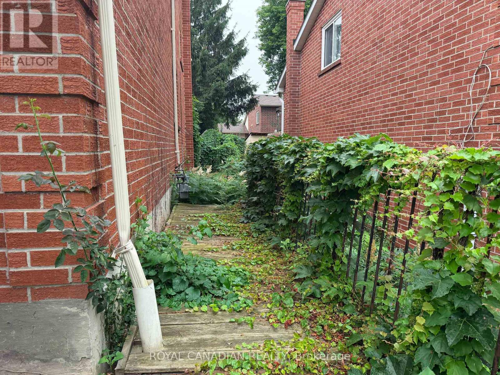 192 Harrison Drive, Newmarket, Ontario  L3Y 6B9 - Photo 4 - N13736920