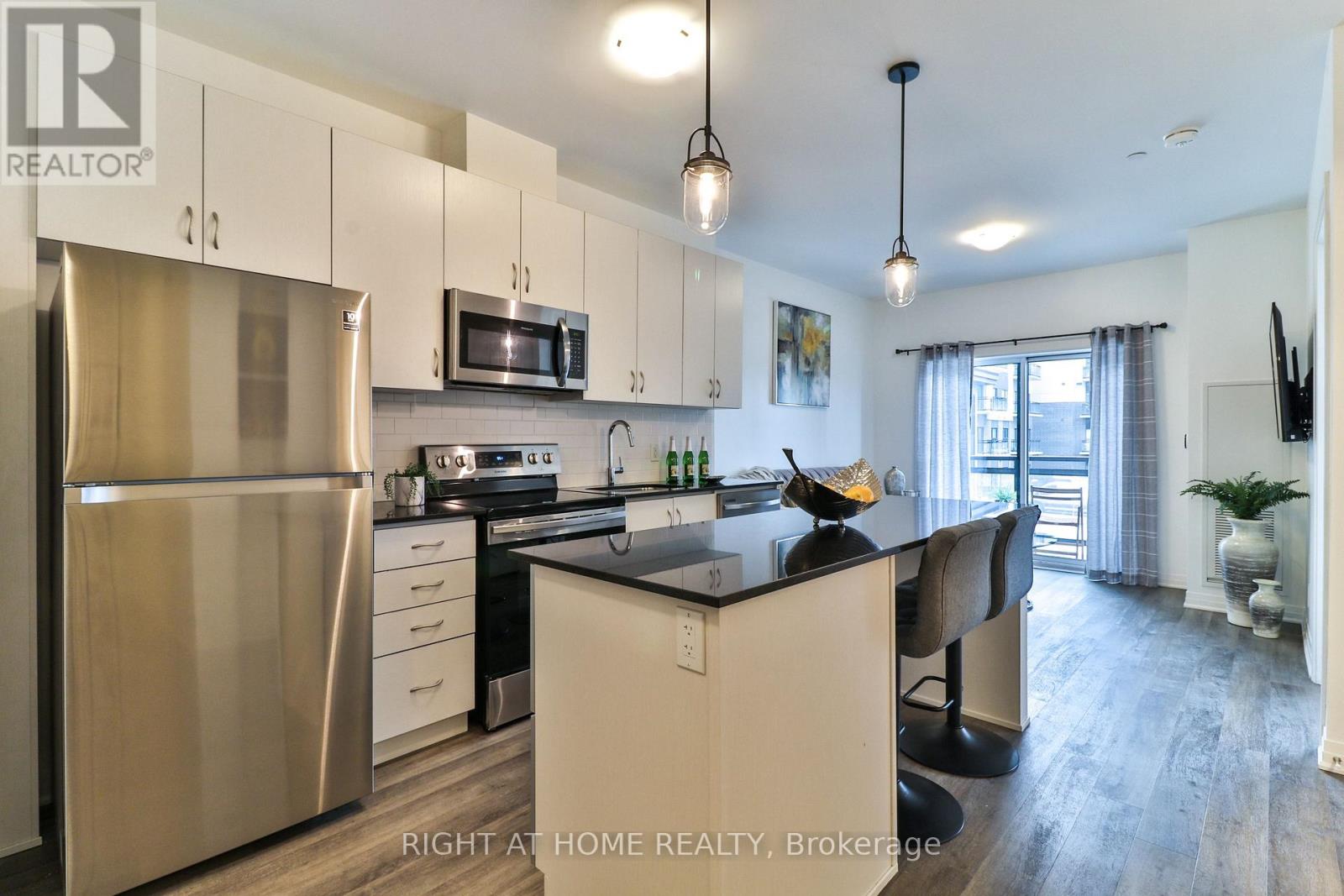202 - 102 Grovewood Common, Oakville, Ontario  L6H 0X2 - Photo 2 - W13736896