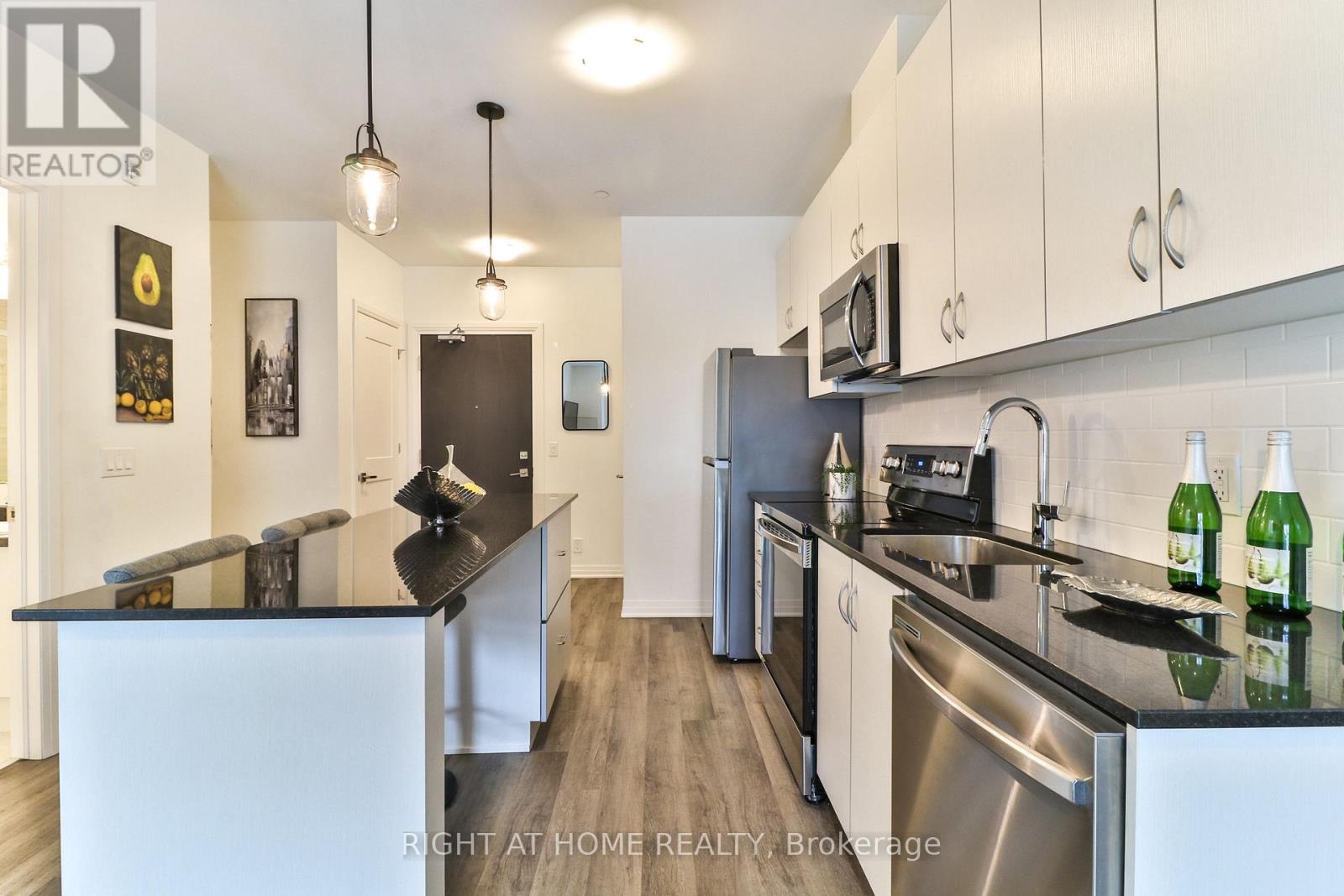 202 - 102 Grovewood Common, Oakville, Ontario  L6H 0X2 - Photo 3 - W13736896