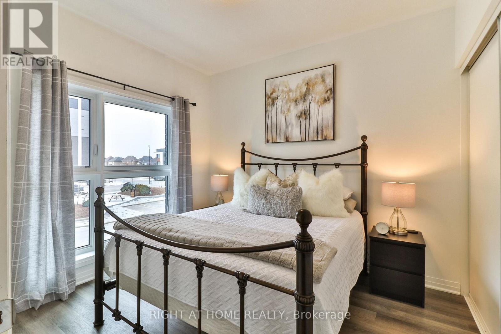 202 - 102 Grovewood Common, Oakville, Ontario  L6H 0X2 - Photo 4 - W13736896