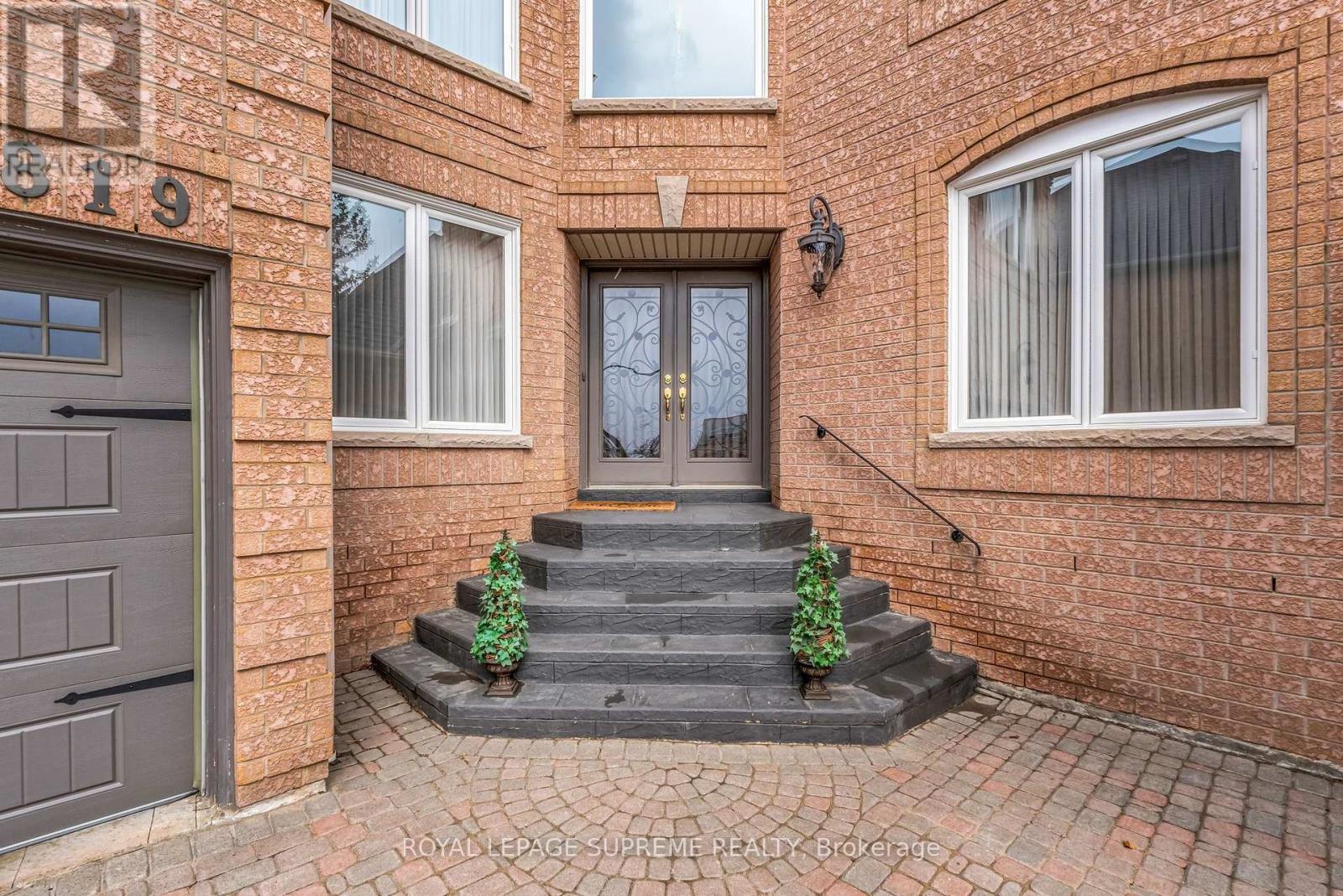 2819 Duncairn Drive, Mississauga, Ontario  L5M 5C6 - Photo 2 - W13736966