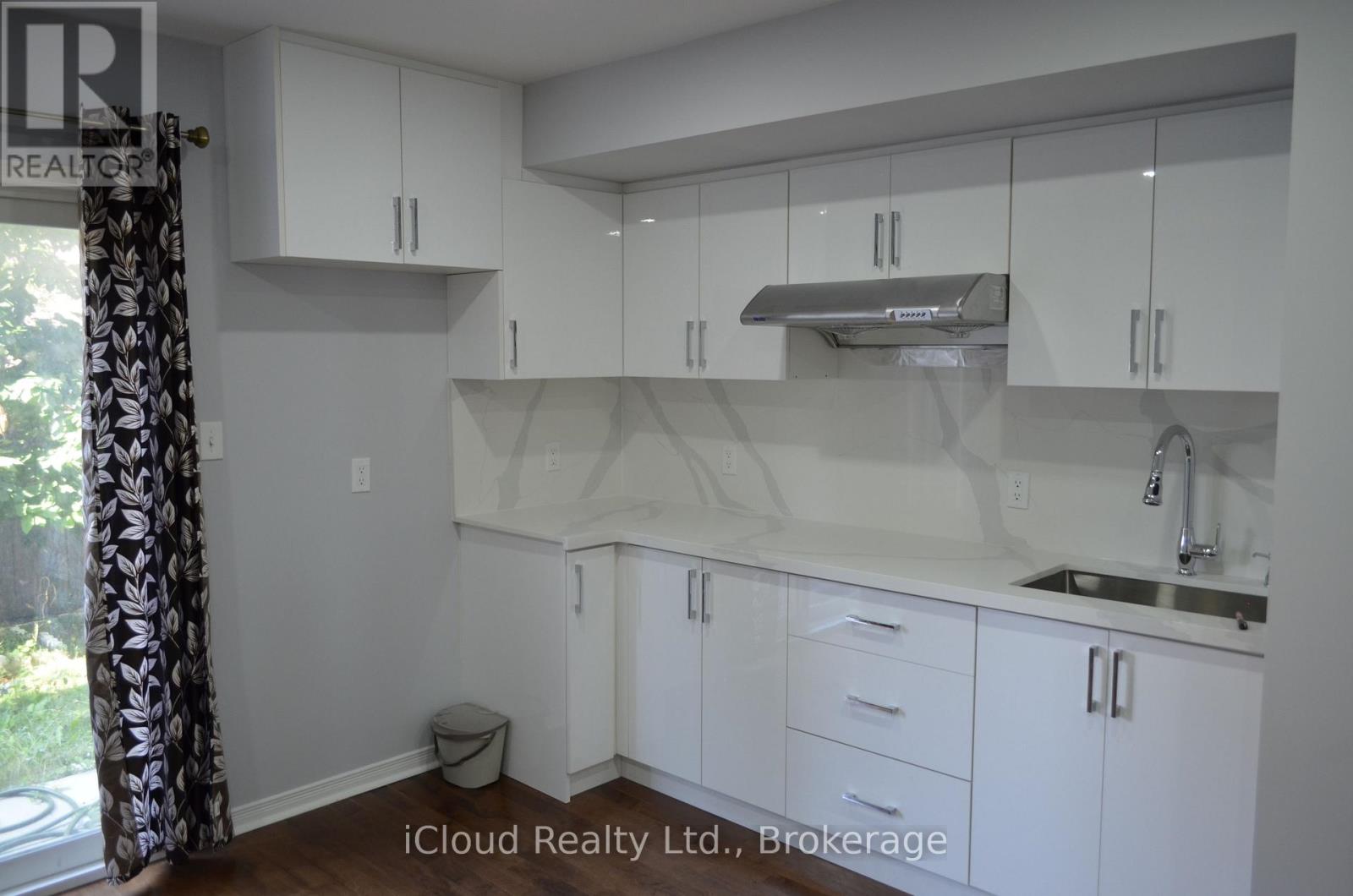Studio - 319 Aspendale Crescent, Mississauga, Ontario  L5W 0E7 - Photo 3 - W13737194