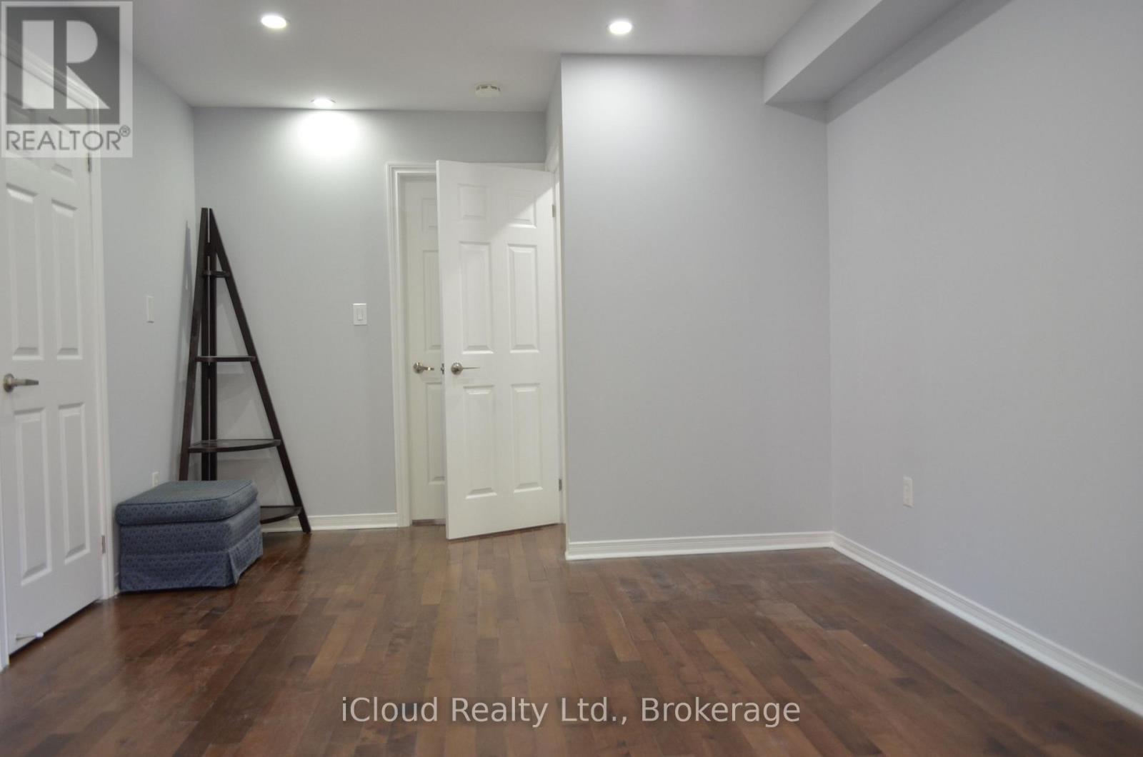 Studio - 319 Aspendale Crescent, Mississauga, Ontario  L5W 0E7 - Photo 5 - W13737194