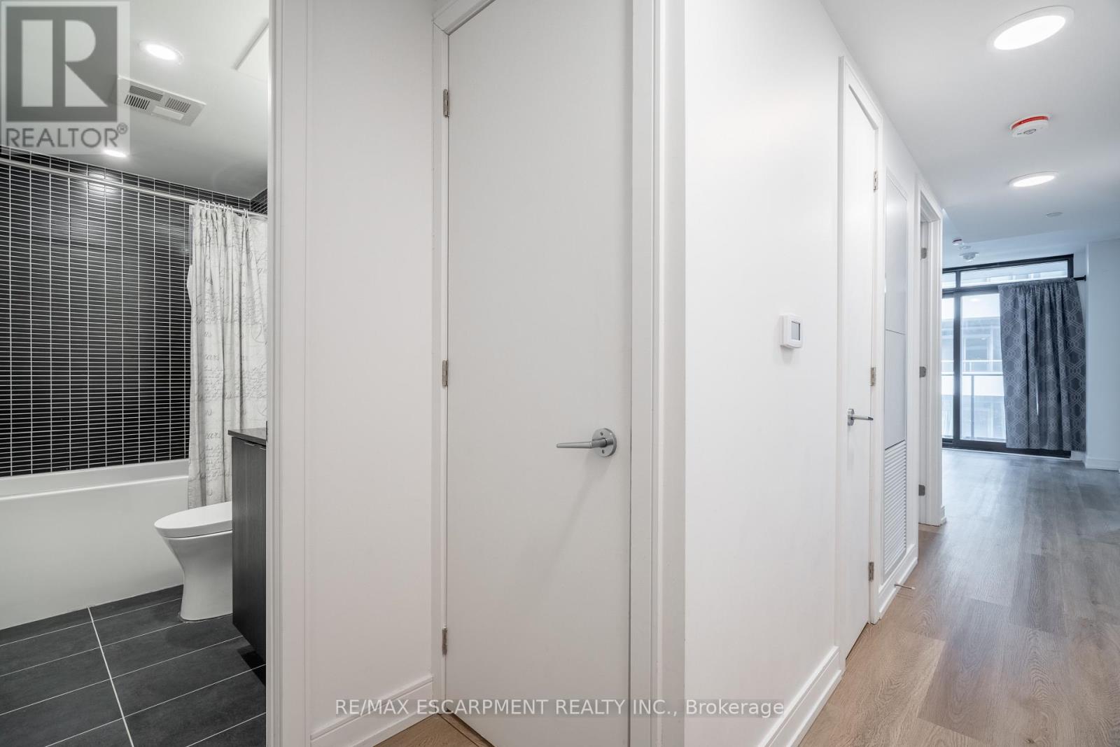 1219 - 1 Jarvis Street, Hamilton, Ontario  L8R 3J2 - Photo 3 - X13737060