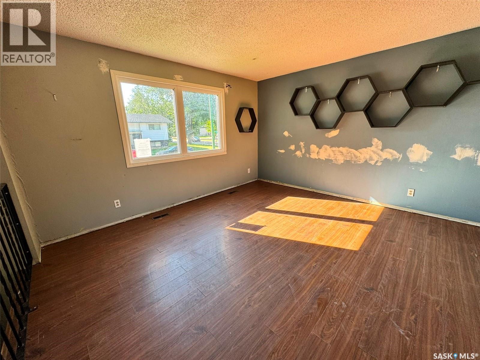 12 Bowerman Crescent, Prince Albert, Saskatchewan  S6V 6K2 - Photo 5 - SK047322