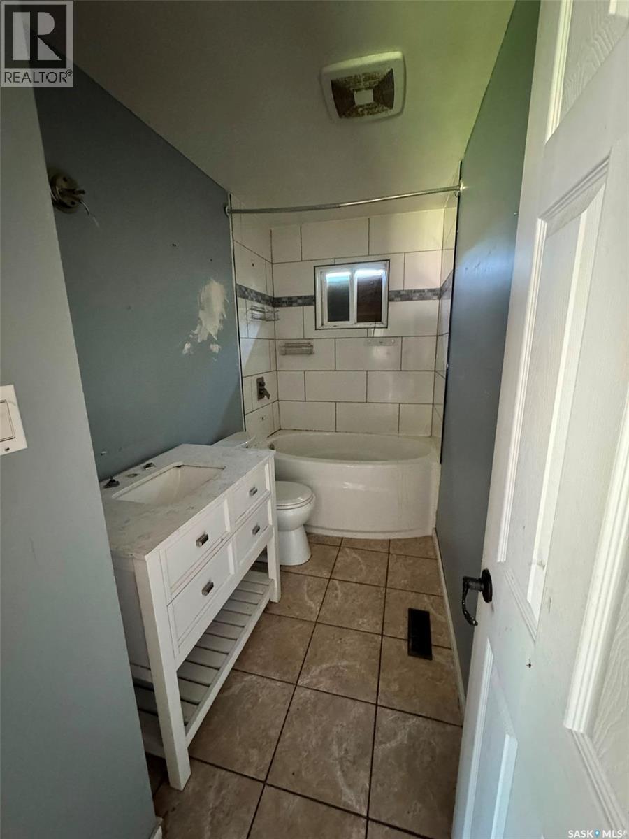 12 Bowerman Crescent, Prince Albert, Saskatchewan  S6V 6K2 - Photo 9 - SK047322