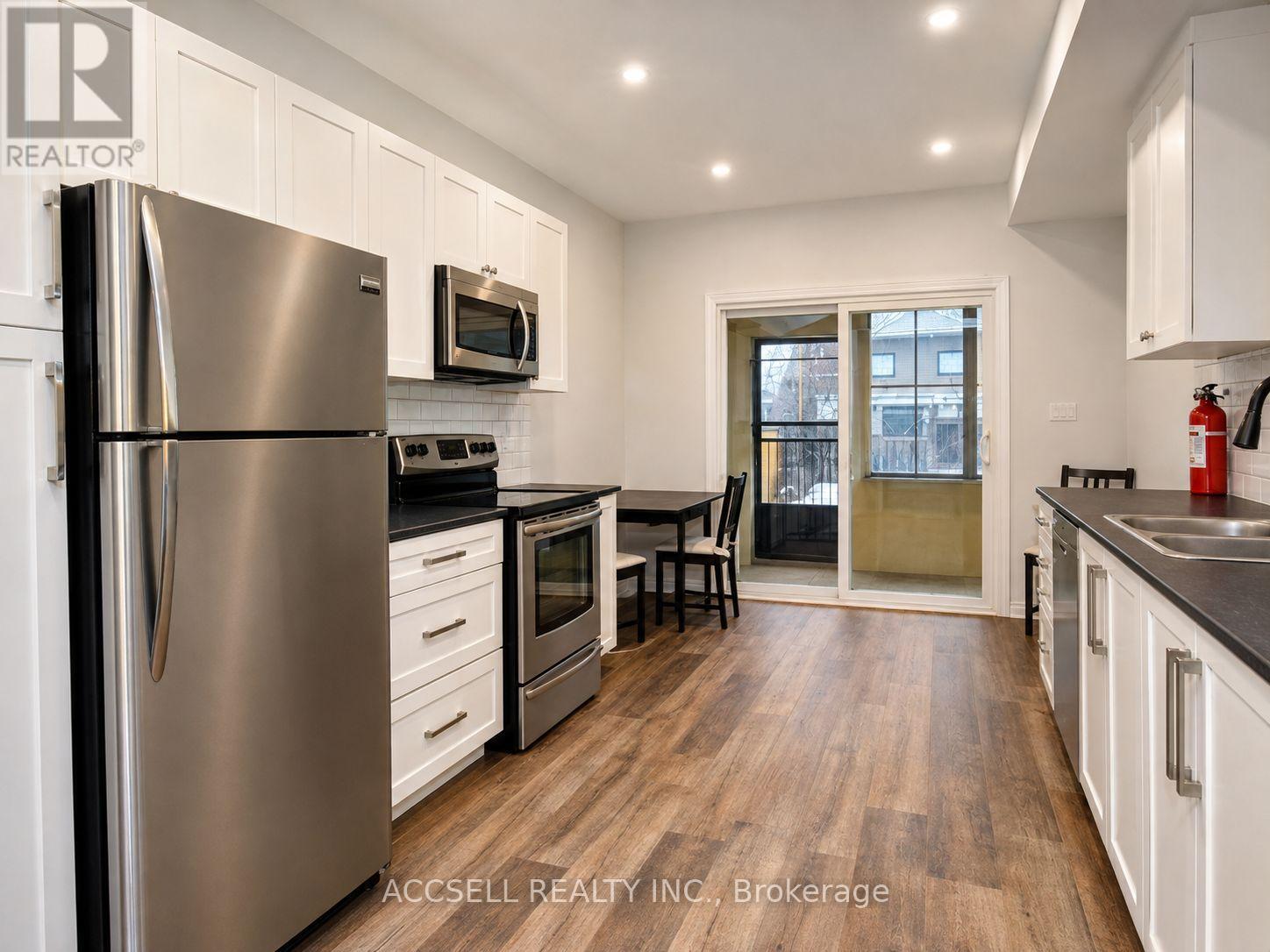 325 Greenwood Avenue, Toronto, Ontario  M4L 2R6 - Photo 5 - E13733756