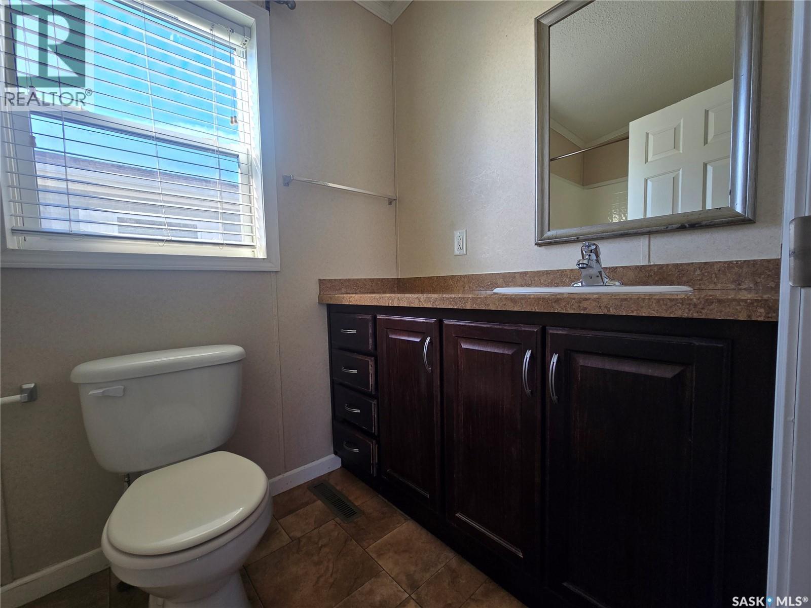210 Brownlee Street, Weyburn, Saskatchewan  S4H 3P4 - Photo 10 - SK046688