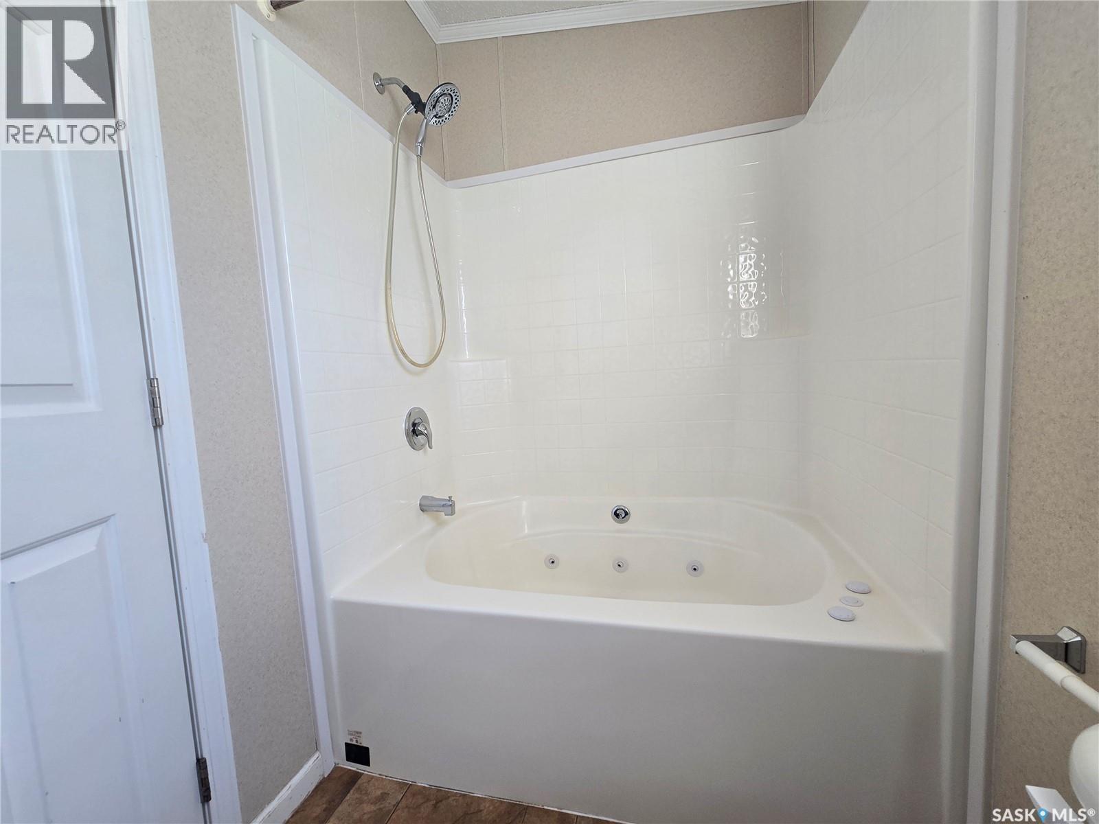 210 Brownlee Street, Weyburn, Saskatchewan  S4H 3P4 - Photo 11 - SK046688