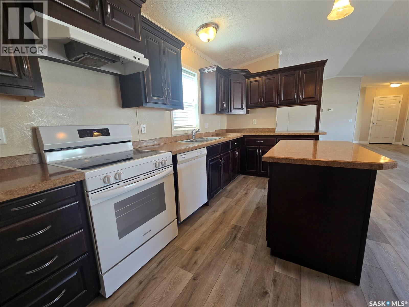 210 Brownlee Street, Weyburn, Saskatchewan  S4H 3P4 - Photo 3 - SK046688