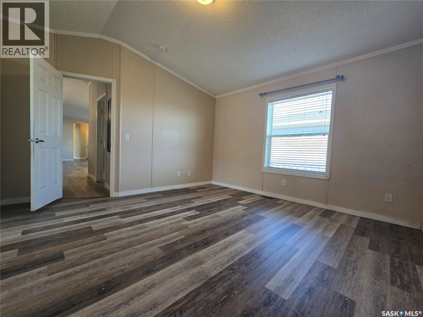 210 Brownlee Street, Weyburn, Saskatchewan  S4H 3P4 - Photo 9 - SK046688