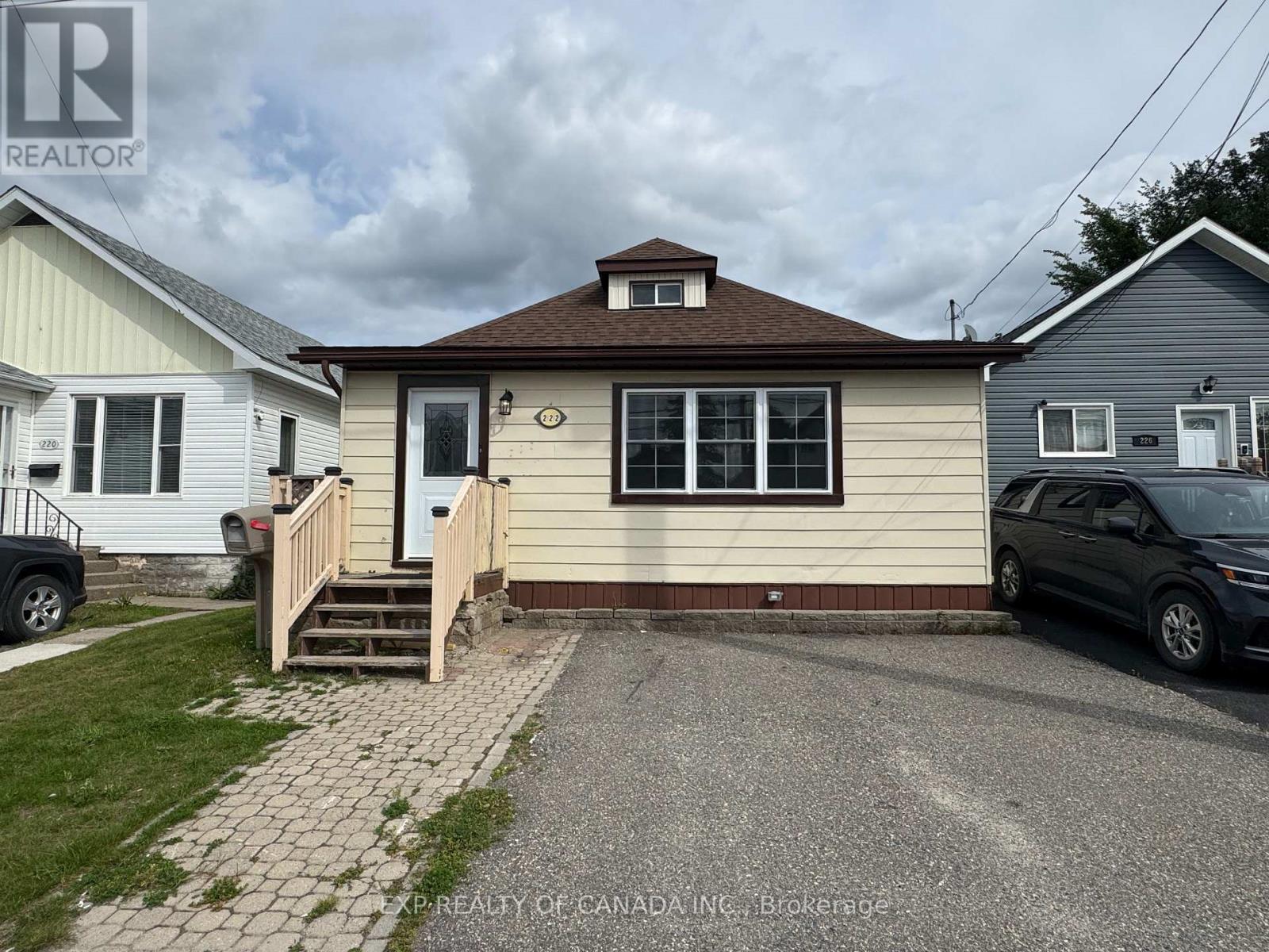 222 Maple Street S — photo 1