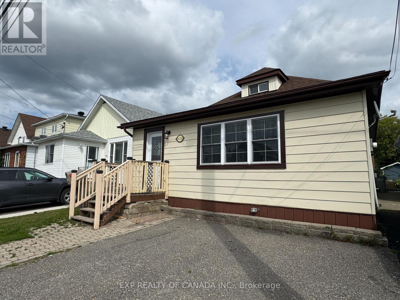 222 Maple Street S — photo 2