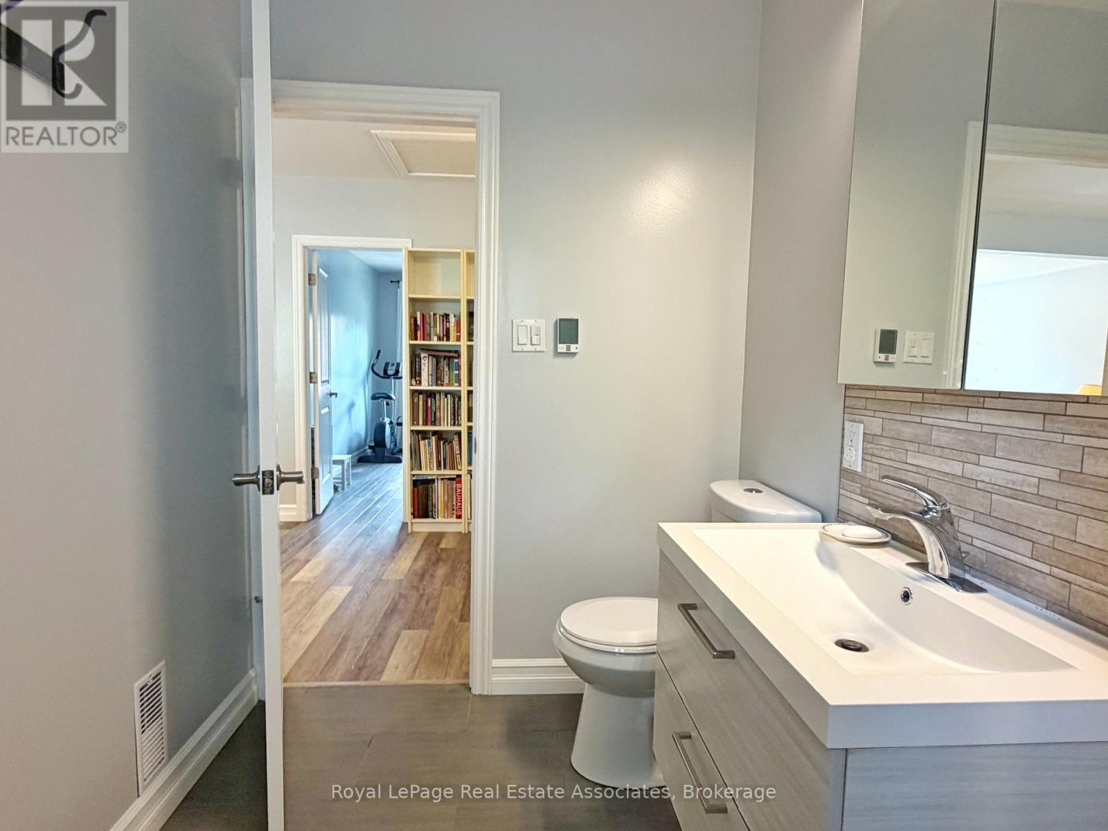 157 Glenmore Road, Toronto, Ontario  M4L 3M2 - Photo 12 - E13737576