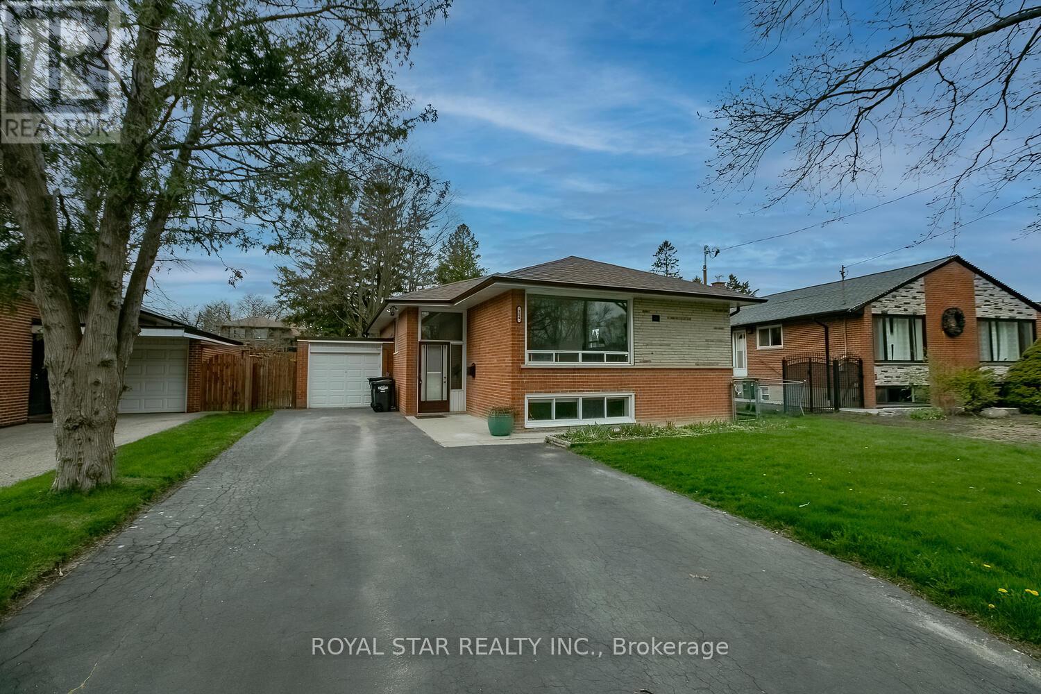 UPPER - 114 WINCOTT DRIVE, Toronto, Ontario
