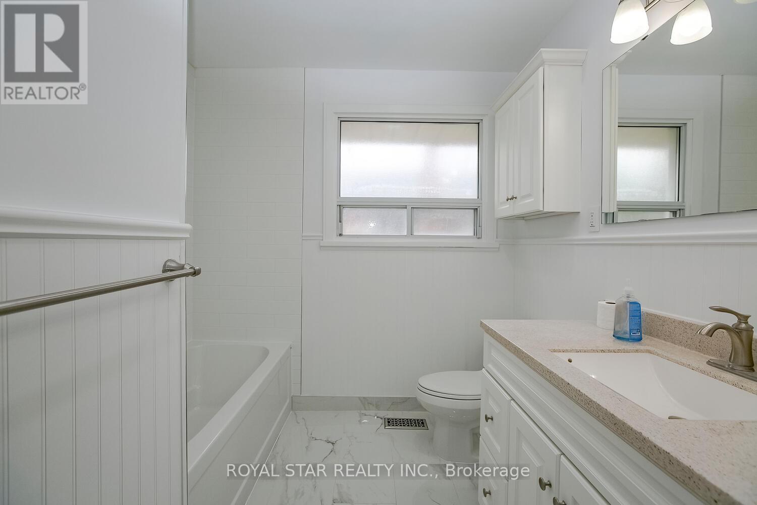 Upper - 114 Wincott Drive, Toronto, Ontario  M9P 2P6 - Photo 12 - W13737616