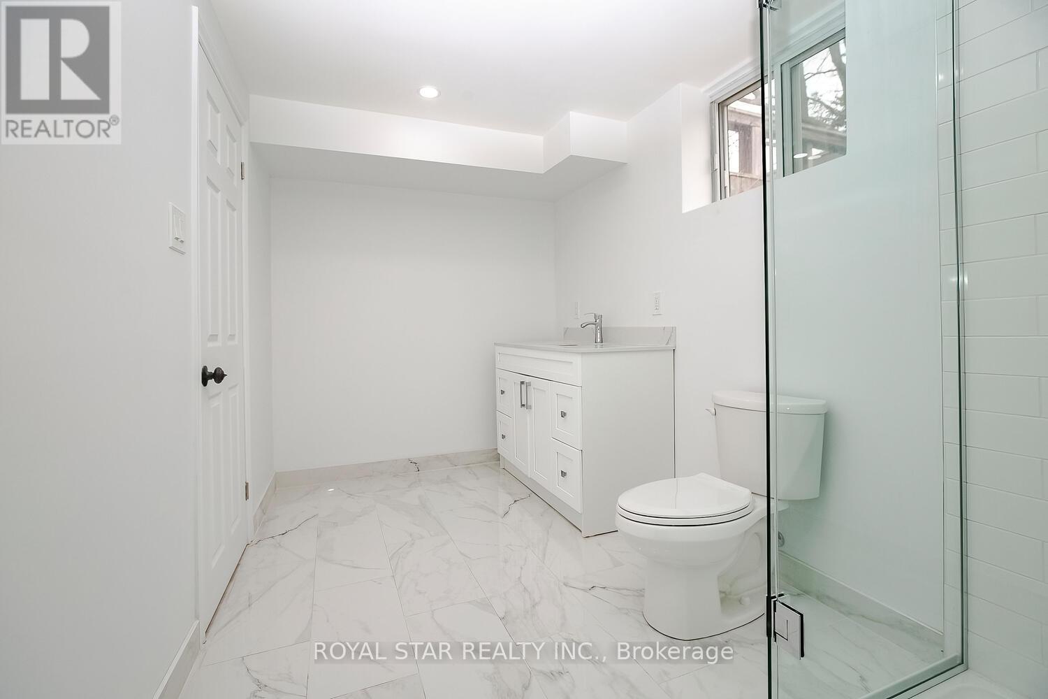 Upper - 114 Wincott Drive, Toronto, Ontario  M9P 2P6 - Photo 9 - W13737616