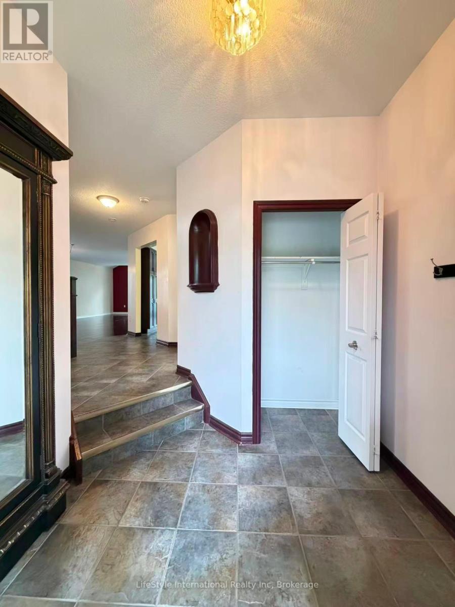 Main Unit - 16 Lynch Circle, Guelph (Pineridge/westminster Woods), Ontario  N1L 1R5 - Photo 3 - X13737694