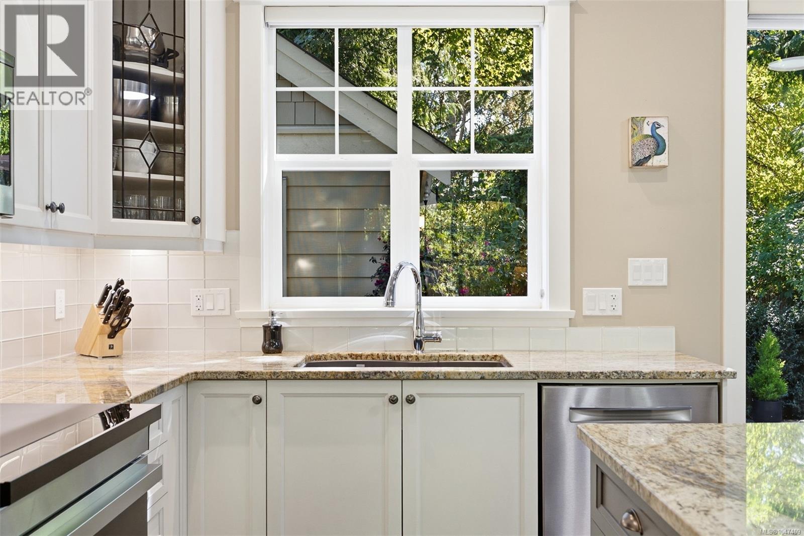 1115 Faithful St, Victoria, British Columbia  V8V 2R5 - Photo 8 - 1047409