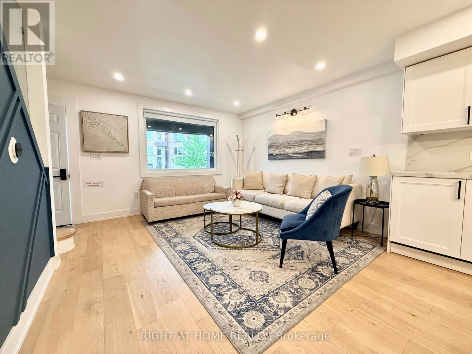 28 Pendeen Avenue, Toronto, Ontario  M6N 2P3 - Photo 5 - W13737680
