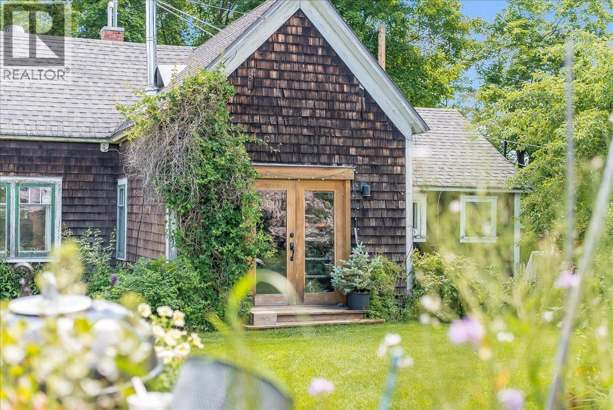 2433 First Avenue, Rossland, British Columbia