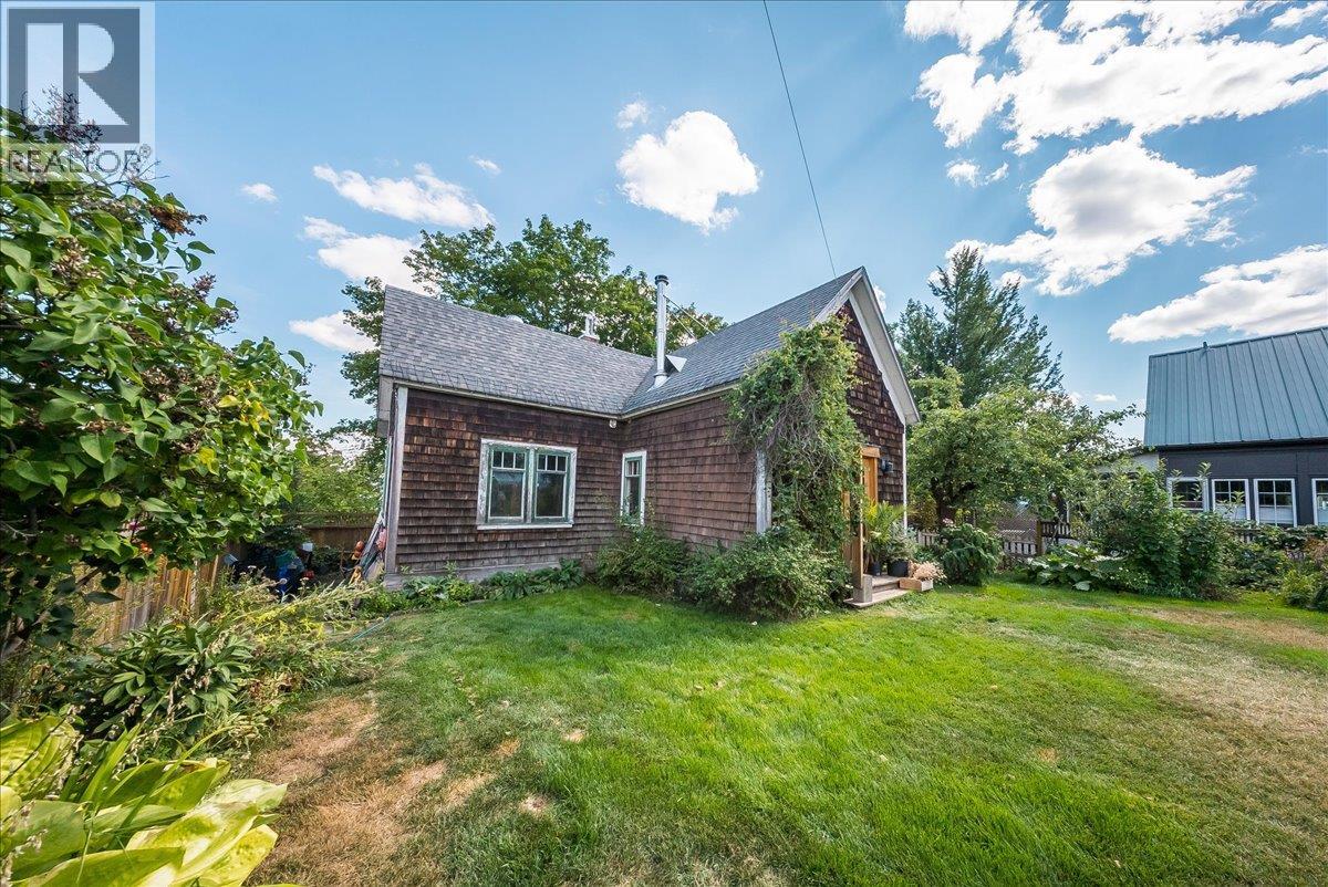 2433 First Avenue, Rossland, British Columbia  V0G 1Y0 - Photo 4 - 10399495