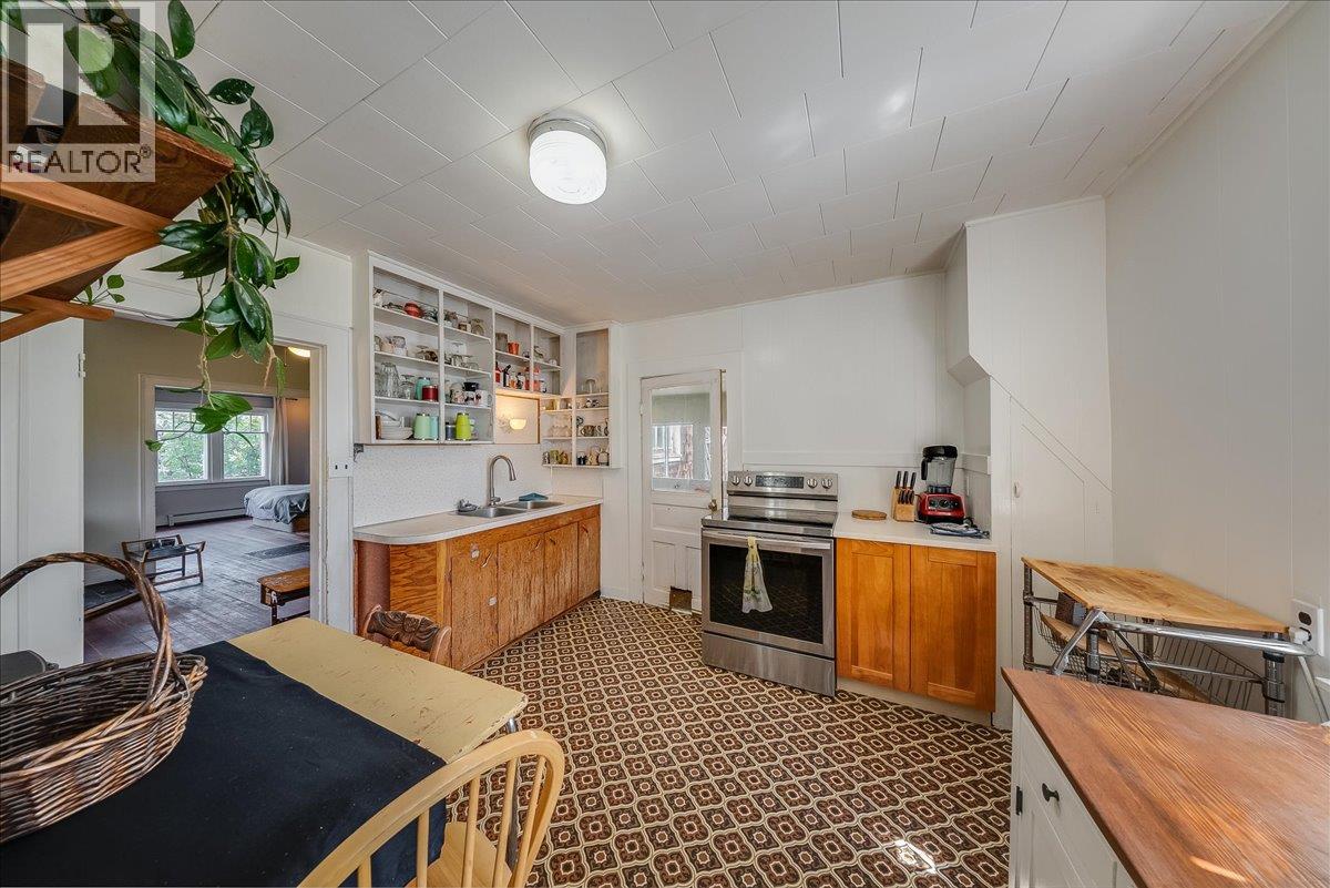 2433 First Avenue, Rossland, British Columbia  V0G 1Y0 - Photo 28 - 10399495