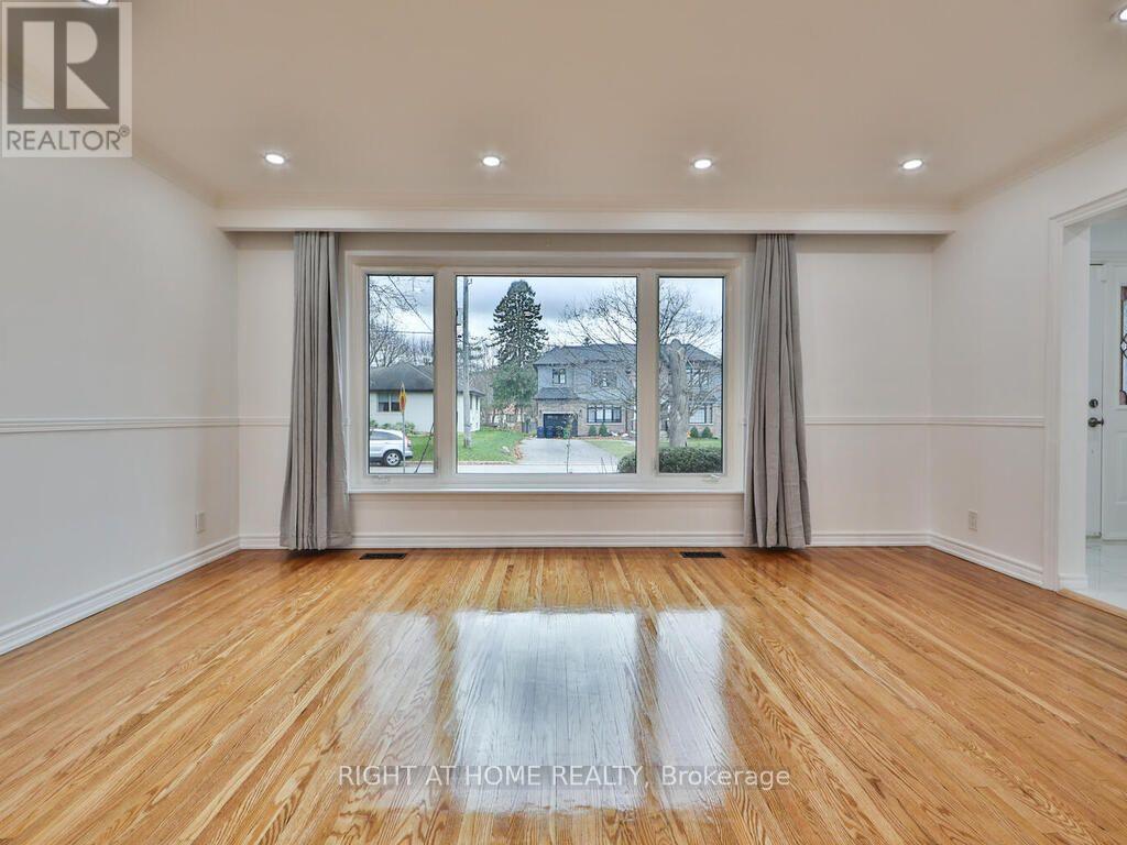 9 Allister Avenue, Toronto, Ontario  M1M 3K7 - Photo 6 - E13737924