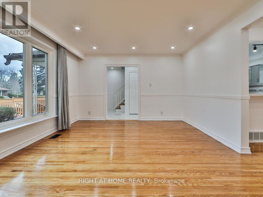 9 Allister Avenue, Toronto, Ontario  M1M 3K7 - Photo 7 - E13737924