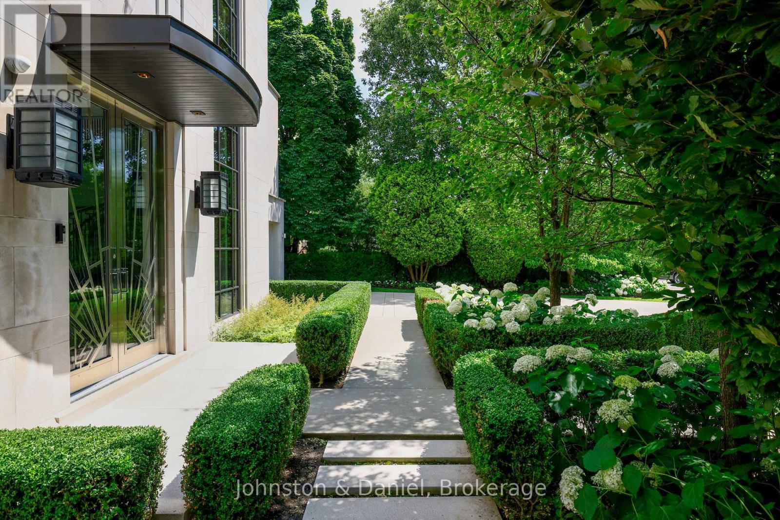 20 Forest Glen Crescent, Toronto, Ontario  M4N 2E8 - Photo 3 - C13612618