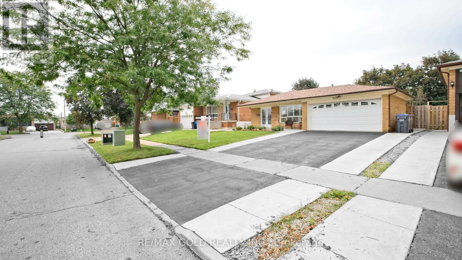 7428 Pickfair Drive, Mississauga, Ontario  L4T 2M9 - Photo 3 - W13737828