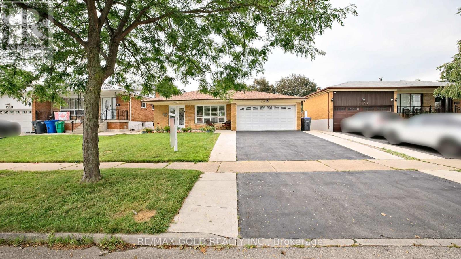7428 Pickfair Drive, Mississauga, Ontario  L4T 2M9 - Photo 4 - W13737828