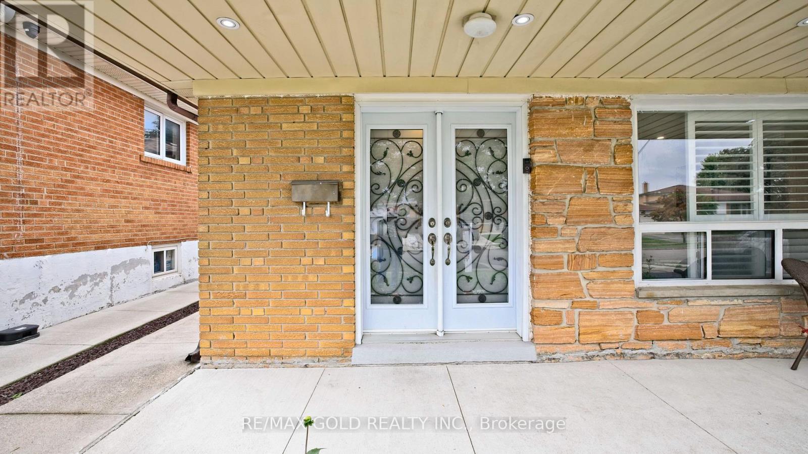 7428 Pickfair Drive, Mississauga, Ontario  L4T 2M9 - Photo 6 - W13737828