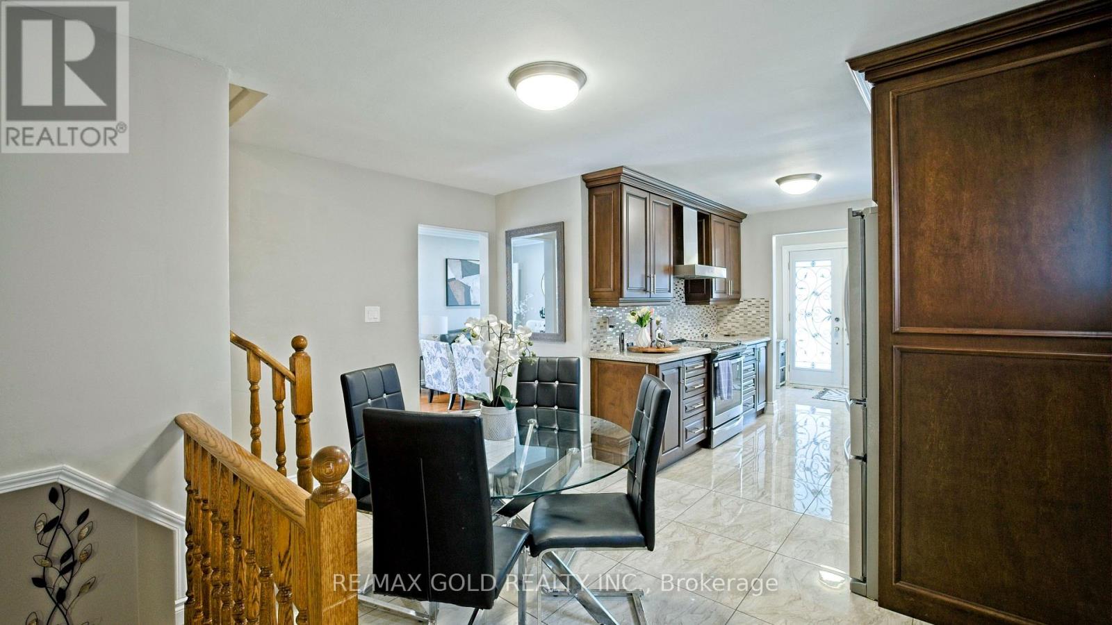 7428 Pickfair Drive, Mississauga, Ontario  L4T 2M9 - Photo 9 - W13737828