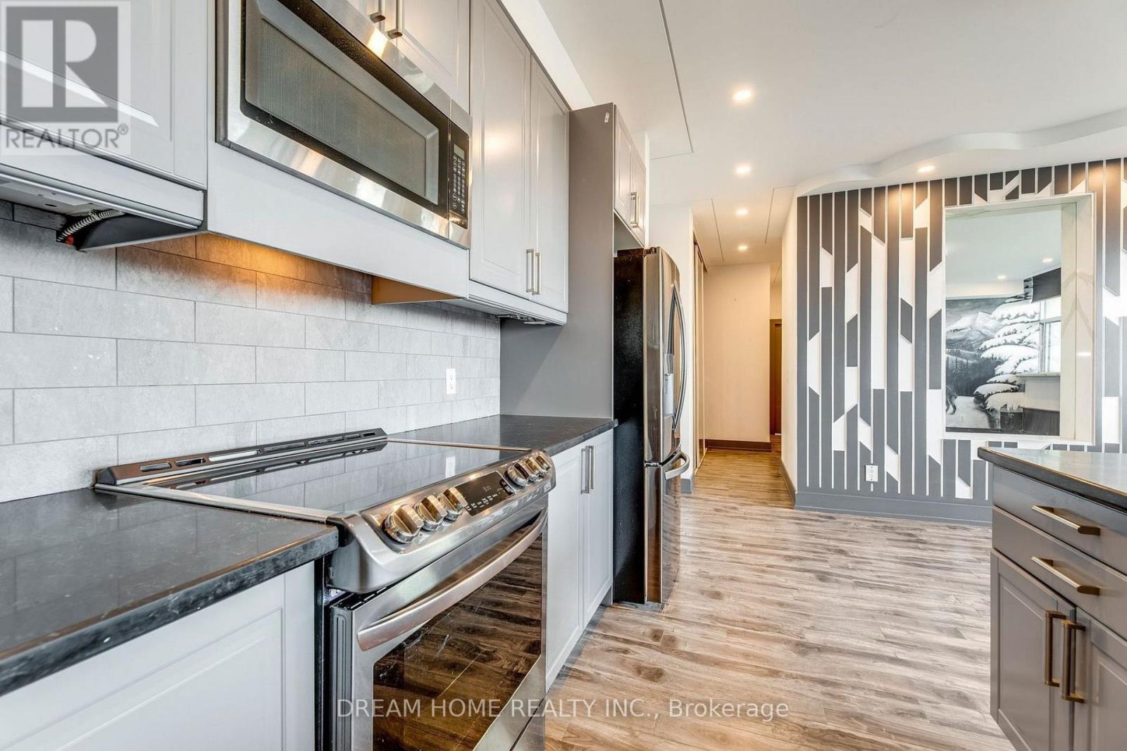 1010 - 2301 Derry Road W, Mississauga, Ontario  L5N 2R4 - Photo 2 - W13737852