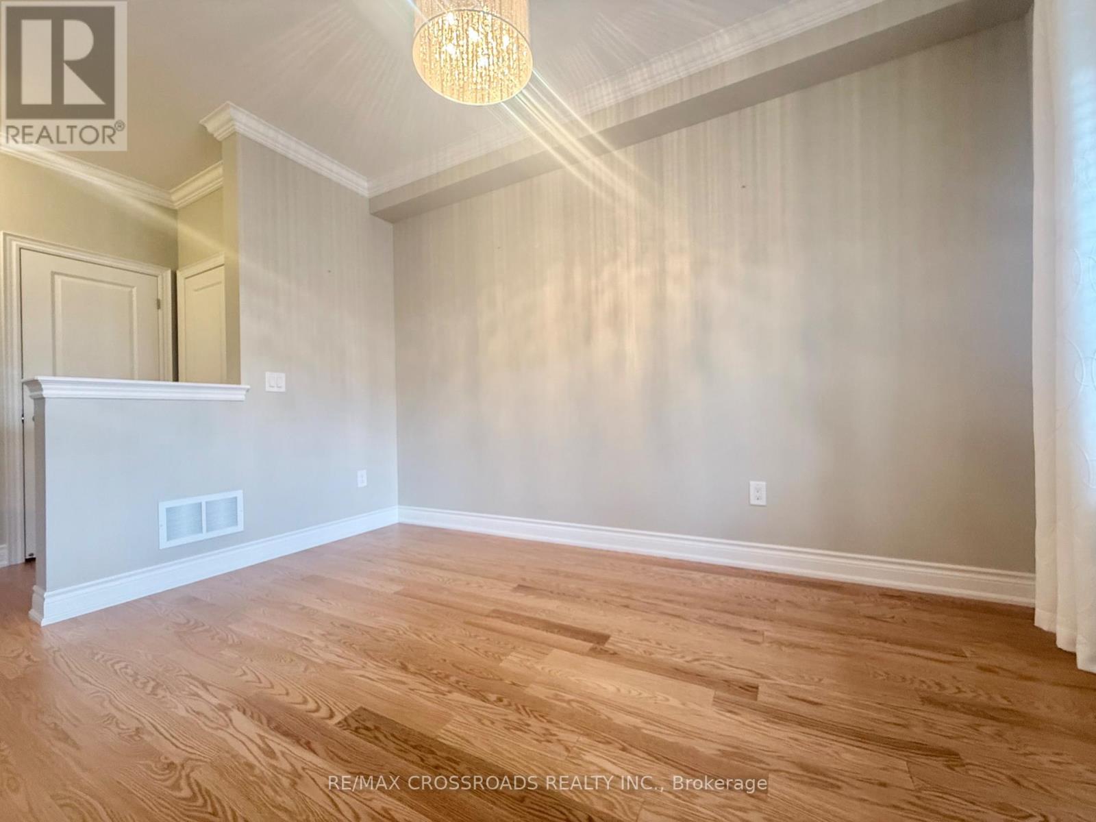 347 Luck Court, Newmarket, Ontario  L3X 0J5 - Photo 4 - N13734264