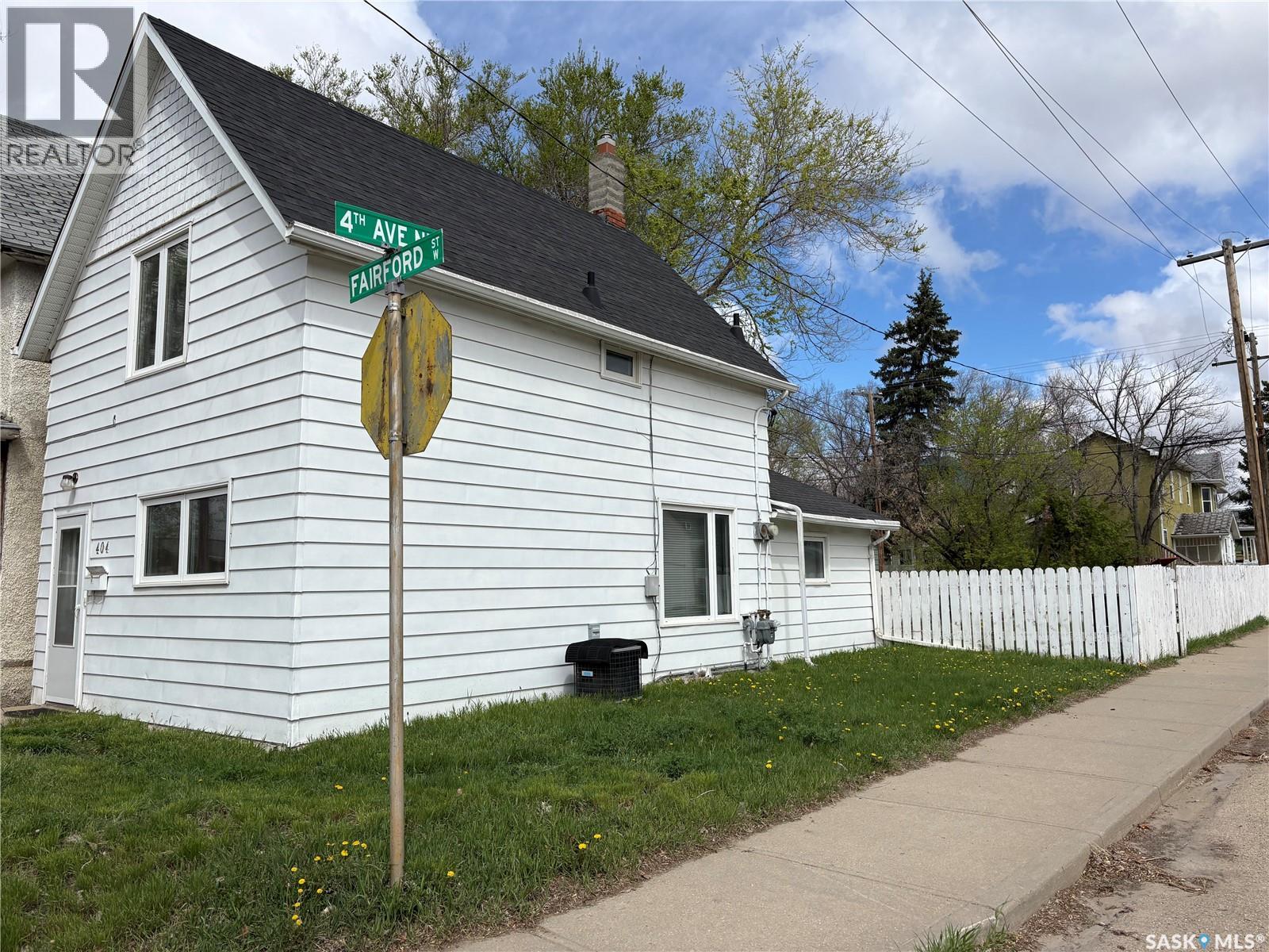 404 Fairford Street W, Moose Jaw, Saskatchewan  S6H 1W2 - Photo 2 - SK047306