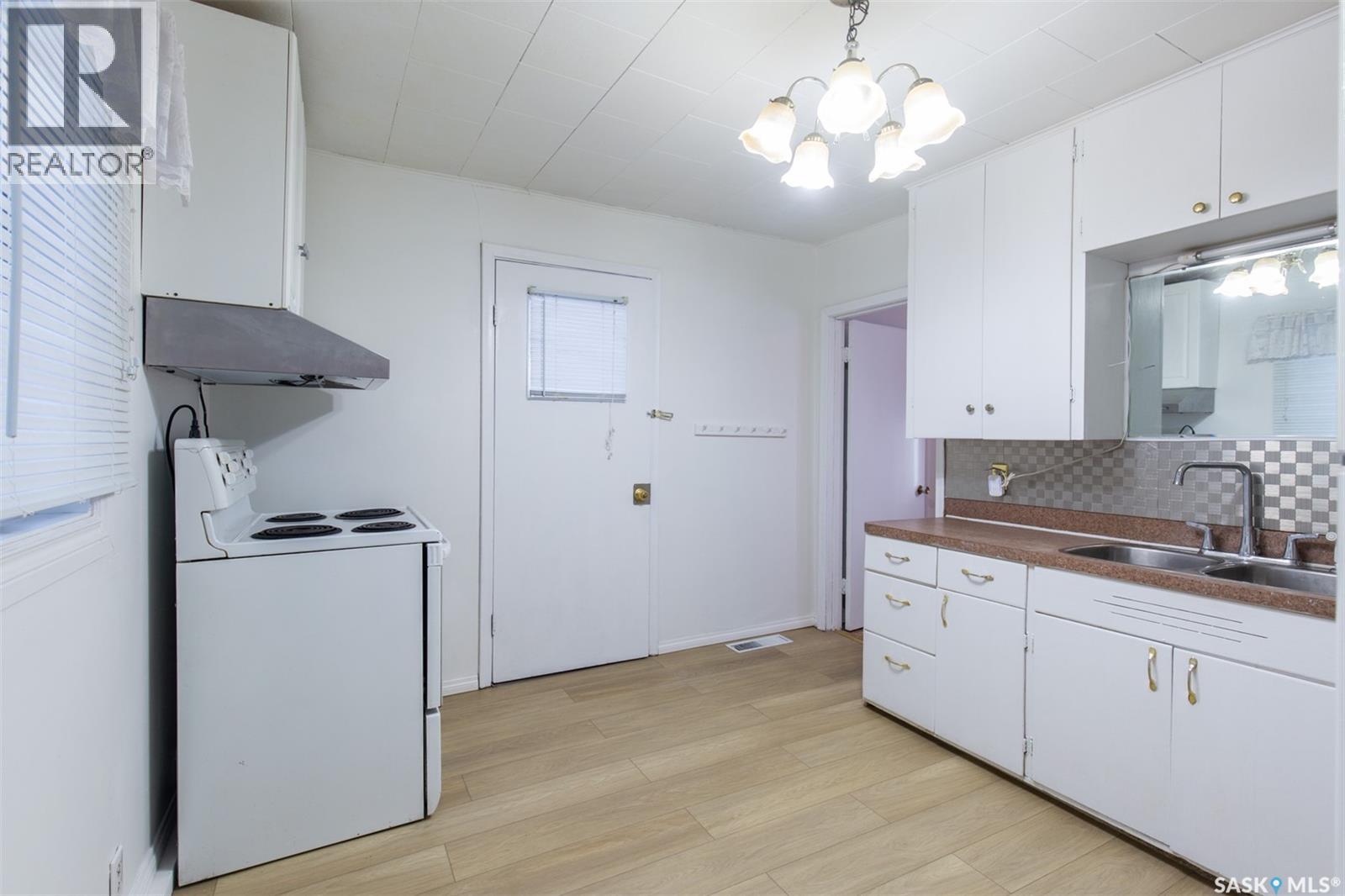 404 Fairford Street W, Moose Jaw, Saskatchewan  S6H 1W2 - Photo 5 - SK047306
