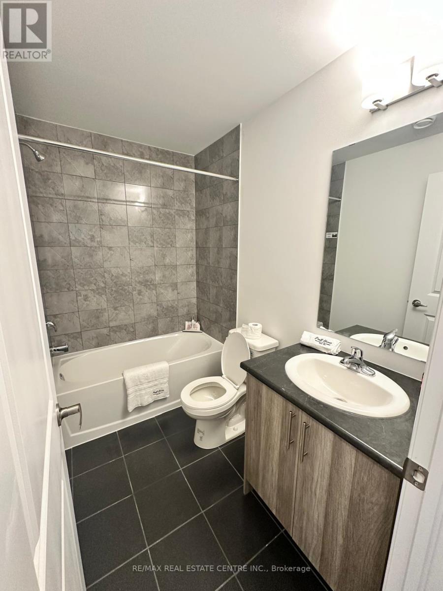 9 Hay Lane, Barrie, Ontario  L9J 0C2 - Photo 11 - S13738208