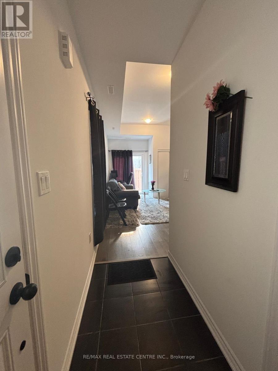 9 Hay Lane, Barrie, Ontario  L9J 0C2 - Photo 7 - S13738208