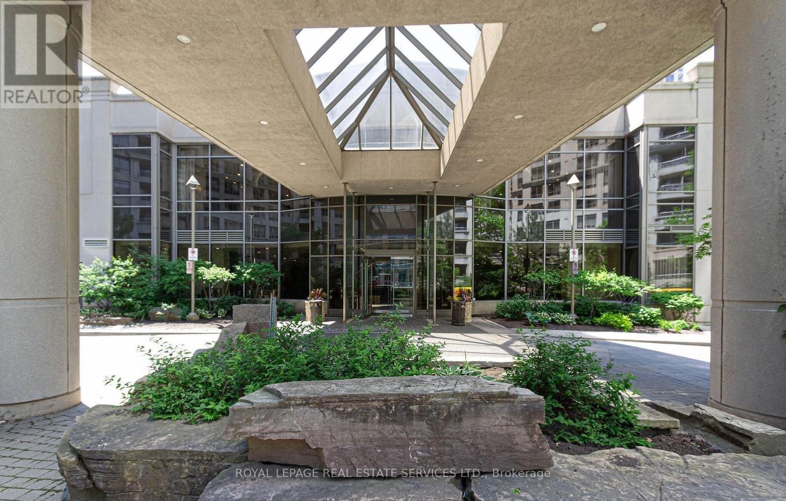 2211 - 3880 Duke Of York Boulevard, Mississauga, Ontario  L5B 4M7 - Photo 3 - W13738234