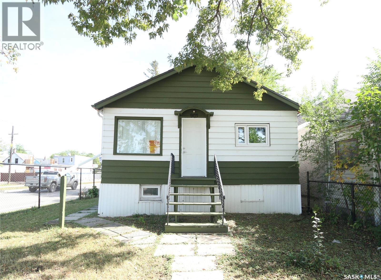 903 Robinson Street, Regina, Saskatchewan  S4T 2M6 - Photo 2 - SK047342